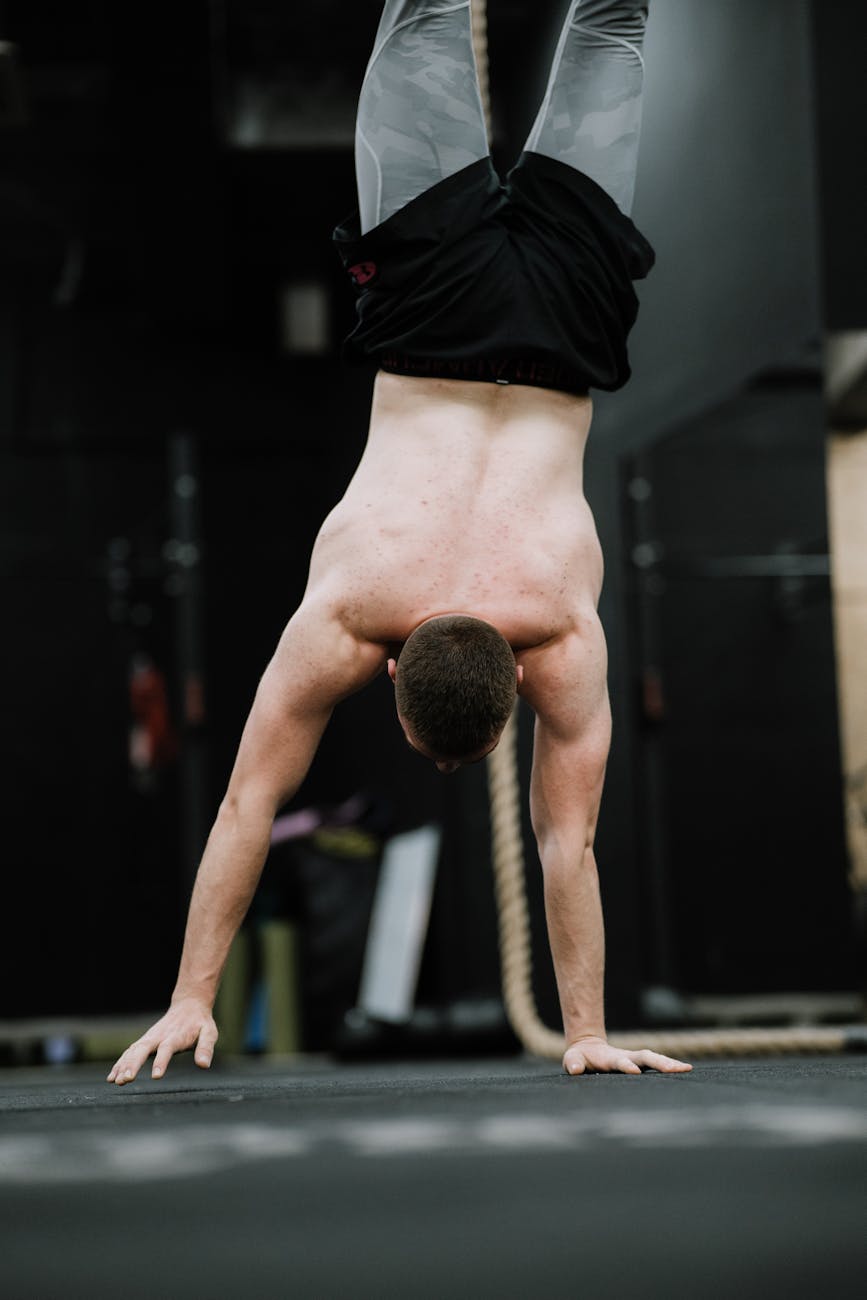 Athletic man doing core stability exercise in minimal loft